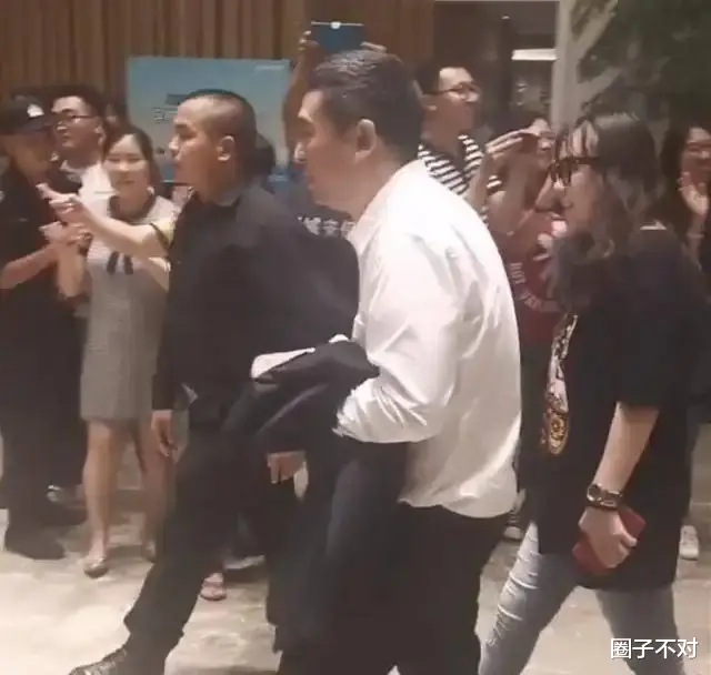 宕机|张嘉益因“不死癌症”弯下了腰,挺直的却是演技,新剧播放破15亿