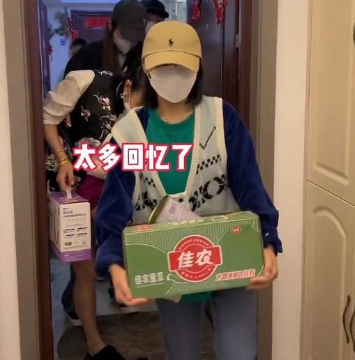 李勒优|晋妈带女儿回春田看望老邻居,李勒优负责搬东西,晋妈却穿着短裤