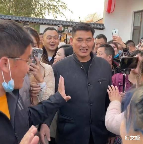 朱之文|小伟刚订婚，大衣哥赶忙启程去外地商演赚钱，儿子全程拎包陪同