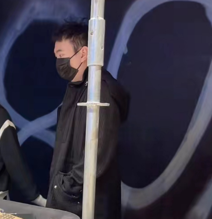 王思聪|王思聪与新女友牵手现身网红店，女方小腹隆起，评论区满屏有喜了！