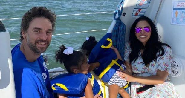 |40岁瓦妮莎晒近照，浓妆造型显老！体型瘦了一圈，减肥见成效