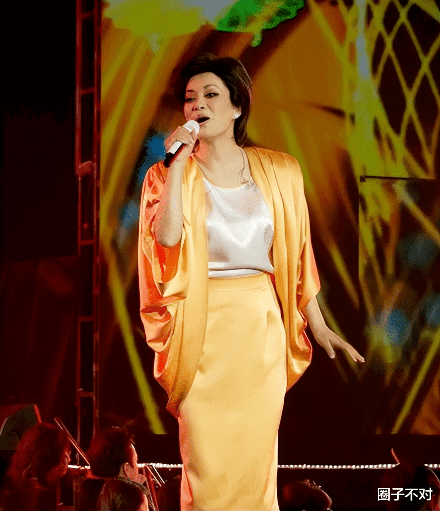 毛阿敏|59岁毛阿敏:满头白发现身机场,坦言“我已走出丧夫之痛”