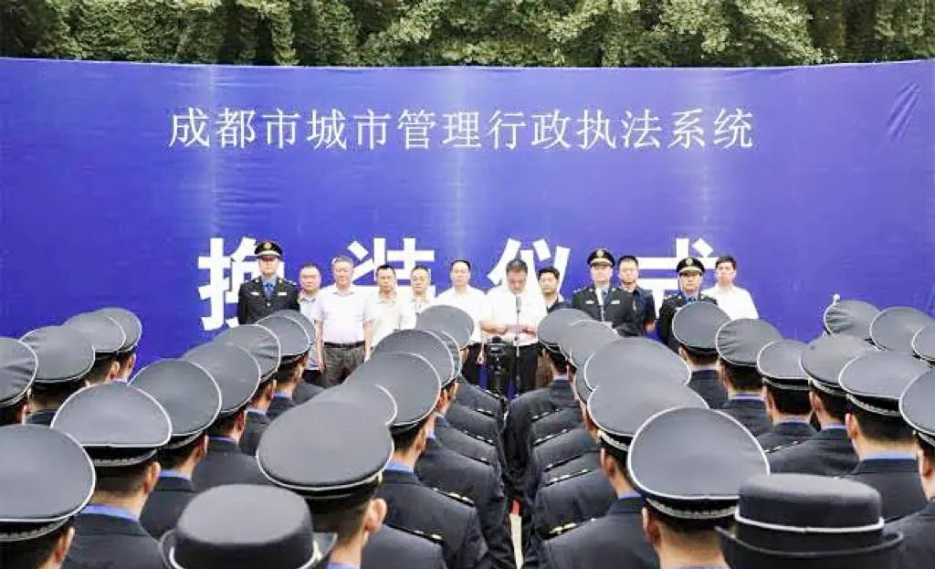 四川大妈摆地摊卖菜,被一群城管打倒在地,一张画面让人无法淡定