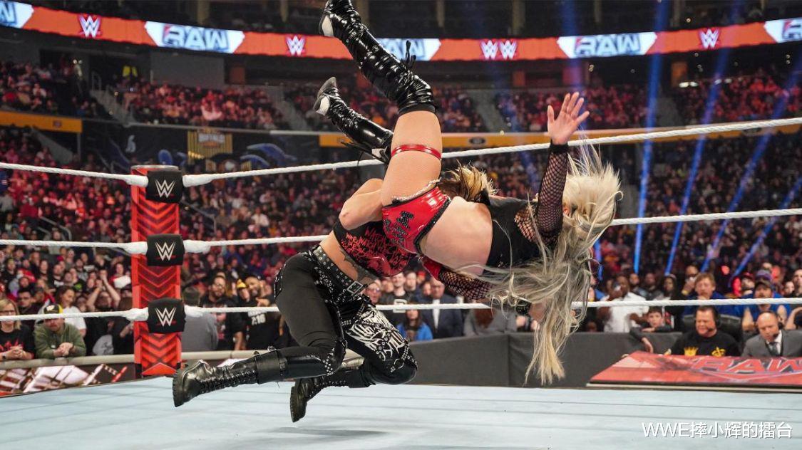 wwe|丽芙摩根曾与三位WWE选手恋爱过，难怪上不了位，原来脑子不好？