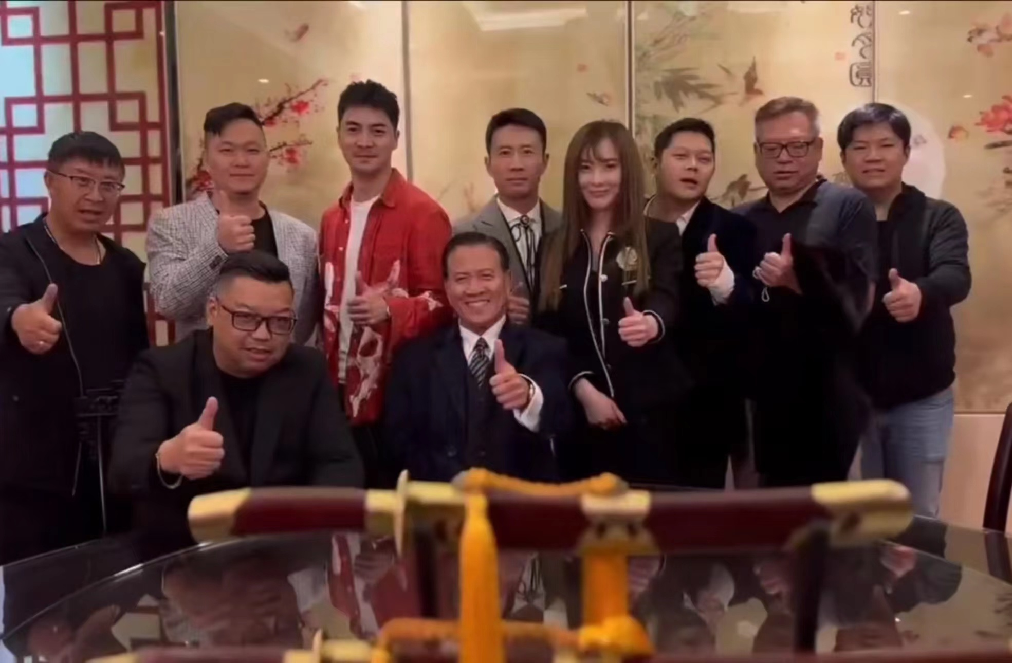 万梓良|65岁万梓良宝刀未老！片场公开戏谑年轻女演员，大哥风范不减当年