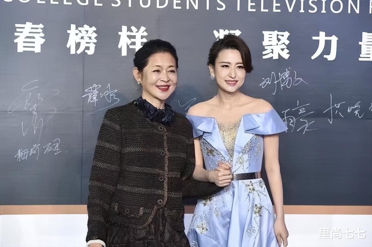 倪萍|倪萍张蕾同框，前辈倪萍着装优雅不落俗套，后辈张蕾瞬间显暗淡