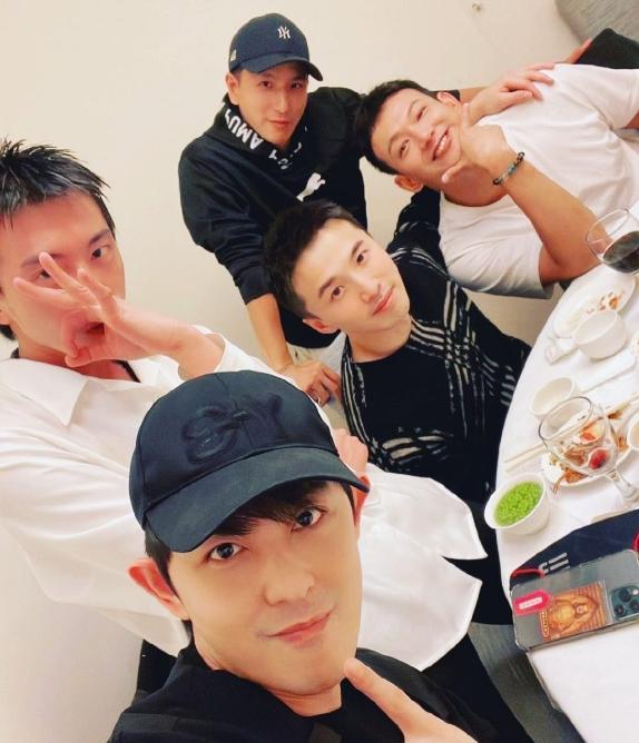 赵露思|棒棒堂成员再聚首，晒合照引发回忆杀，巅峰时期曾红过飞轮海