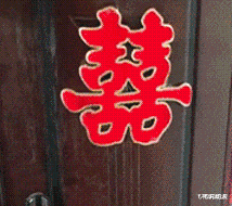 “女孩啊,这就是找个没车男友的下场!”下雨天就更难堪了