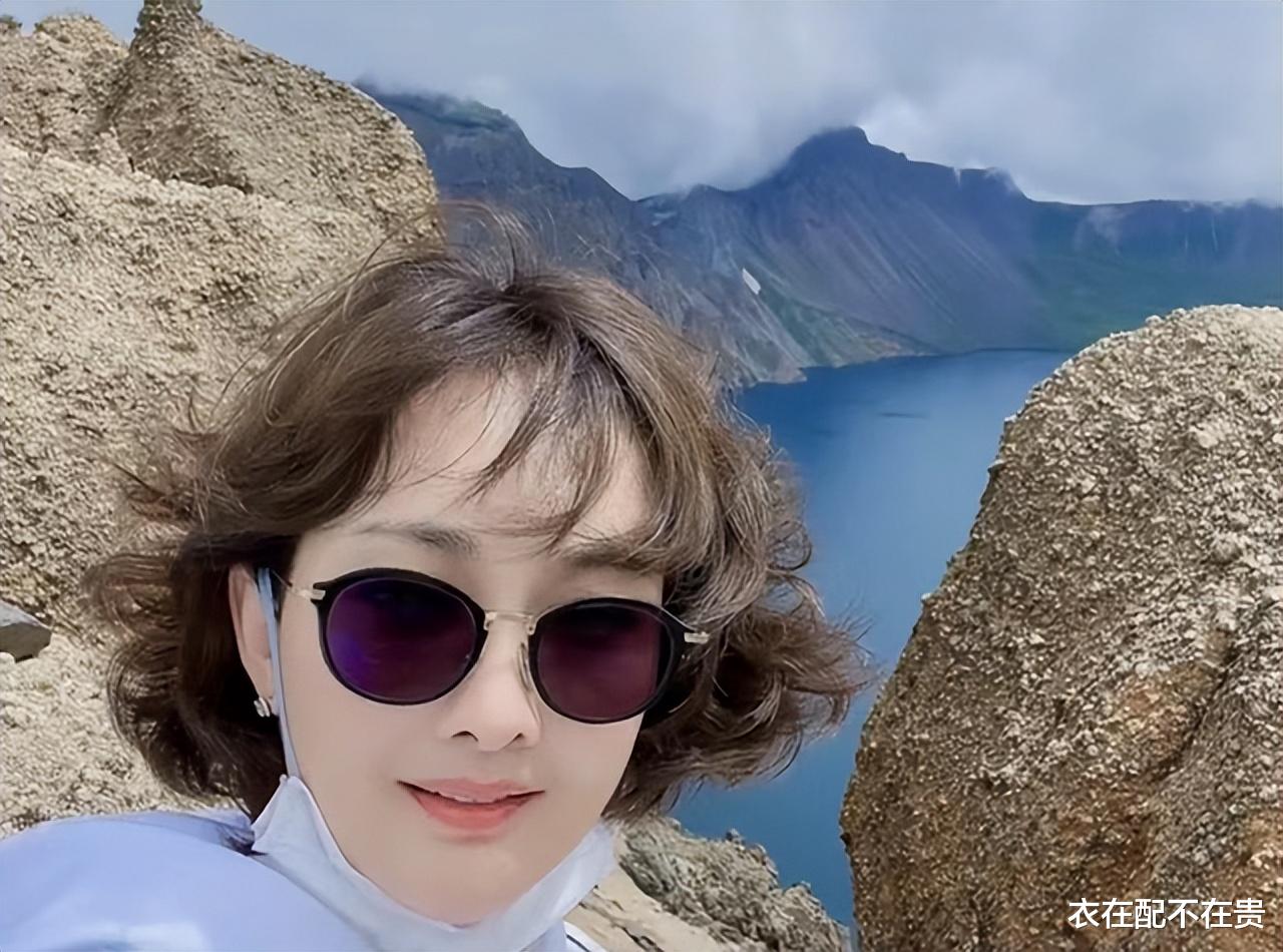 姜智英|牛莉和富豪老公罕见同框，穿百元卫衣配短发显年轻，皮肤白得发光