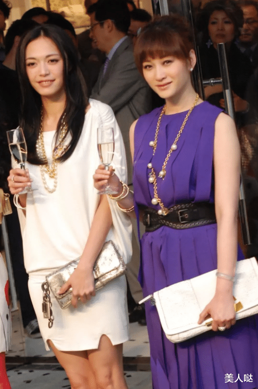 莫文蔚|?莫文蔚李小冉同框差6岁气质大不同,一个明艳性感一个清丽脱俗