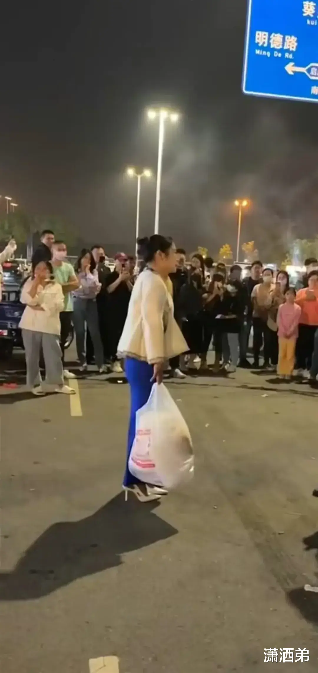 “波霸奶茶”老板娘穿着性感引发争议,遭人举报后想换掉性感风格