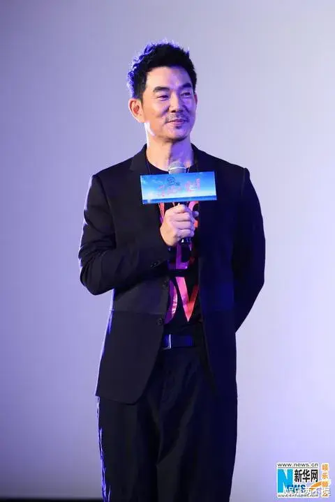 任贤齐|任贤齐扛着一大袋现金给破产的金牌制作人小虫:“拿去用,不用还了。”