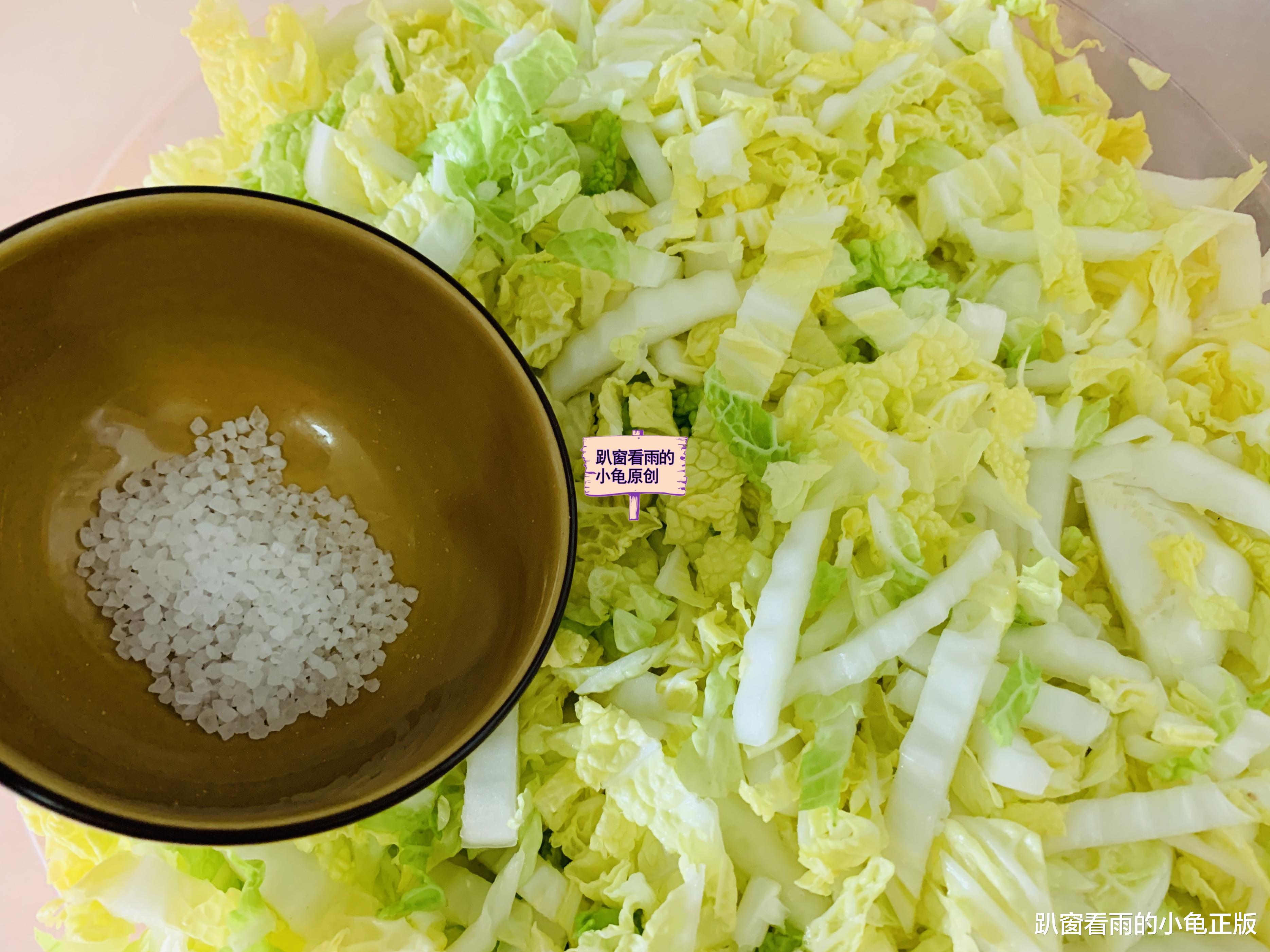 用大白菜腌酸菜，只需用盐，简单几步就完成，酸香脆爽，味正好吃