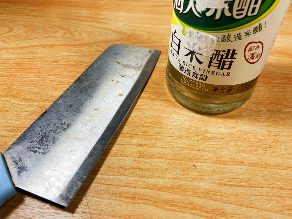 1瓶白醋抹在菜刀上，作用厉害了，解决了家家户户的困扰，快试试
