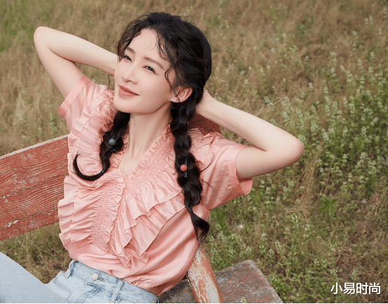 穿衣搭配|李沁的夏季随意拍风格真舒适！干净简约风，完美展现“沁饮风格”