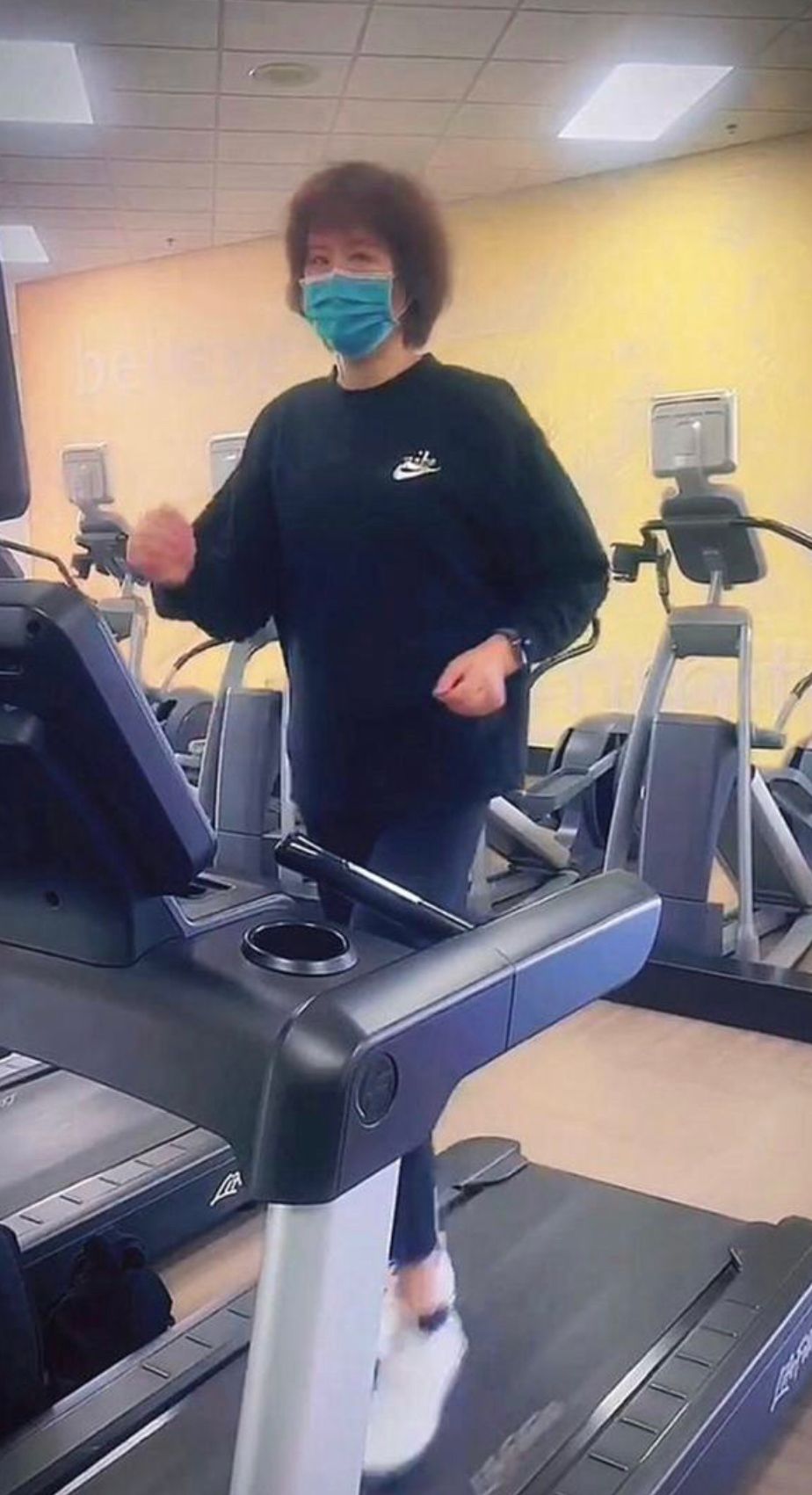 退休 郎平退休生活好惬意，烫蓬松卷换新发色真显年轻，坚持健身太自律