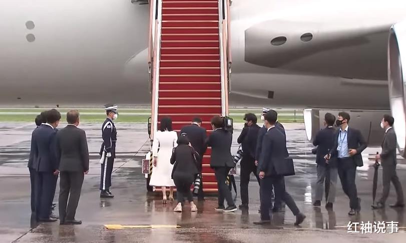 韩国 韩国第一夫人首次外访,一袭白裙仙气飘飘,比韩剧女主角都惊艳
