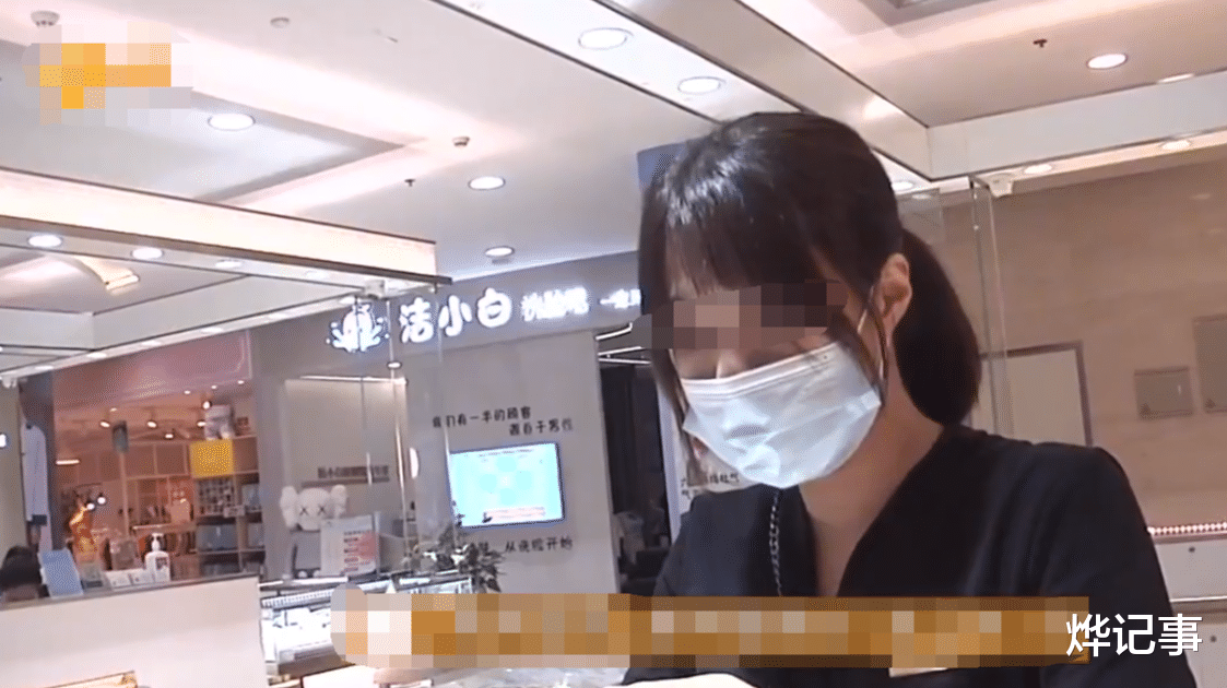 一名女子逛金店,花8000多元钱,买了一个手镯,没多久就出事了