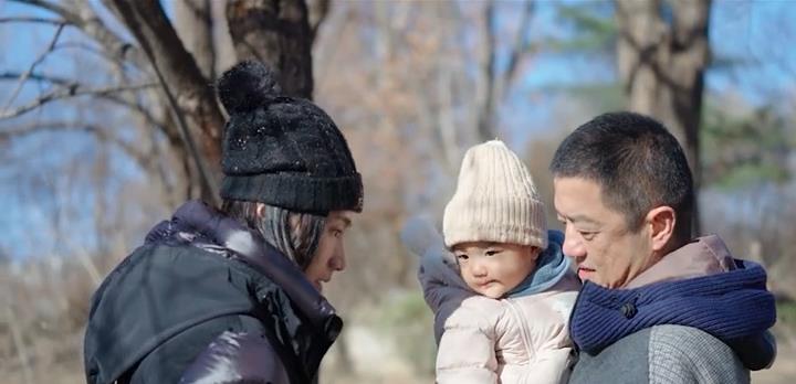 李亚鹏|李亚鹏正式公开二胎女儿正面照，像极妈妈海哈金喜的复制粘贴