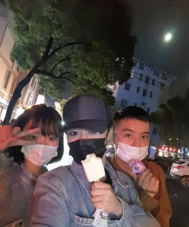 杨紫|杨紫跟朋友逛街吃雪糕,还晒街边景色,网友表示非常羡慕!