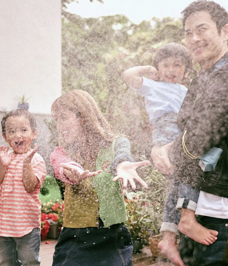 |郑嘉颖母亲节分享全家福，和90后娇妻像同龄人，一家四口幸福洋溢