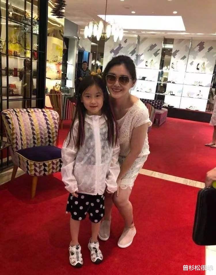 大S|大S被偶遇,踩布鞋十分平易近人,穿娃娃裙看起来真不像46岁的人