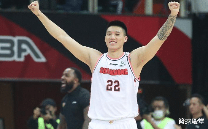 英皇娱乐|曾繁日时隔数月现身!与恩师合照,体型保持完美,并公开辟谣!