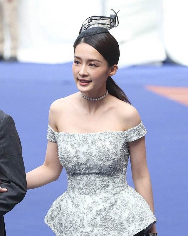 李沁|李沁活动现场「未精修」照片流出,与平时差别大,网友:确定这是30岁吗