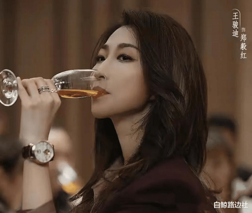 孙红雷|孙红雷和小15岁妻子逛街！手拿奶茶当街搂抱，依偎着女方好显娇羞