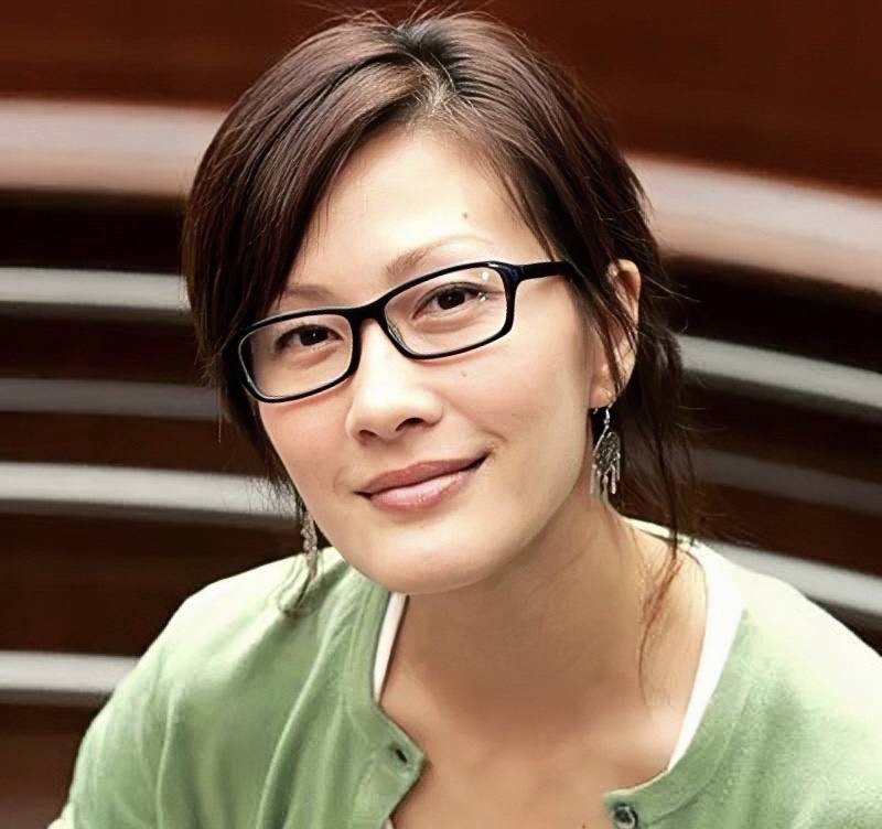 陈慧珊|遭调侃成父女恋：香港知名女星一家近照曝光，大11岁丈夫满头白发