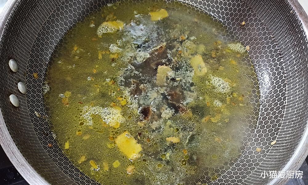 皮蛋肉片汤的这种做法，汤汁奶白味道鲜美，是冷天适合的一道汤菜