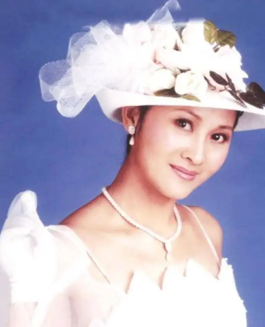 张钰|张钰曝光娱乐圈的黑暗面，被资本压下去之后回到老家结婚生子