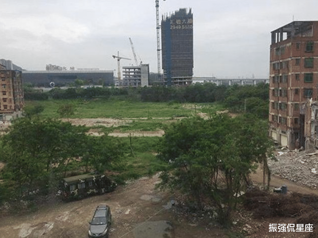 02年男子扬言没三亿不拆吓走开发商,又闹上法庭:为啥不开发我家