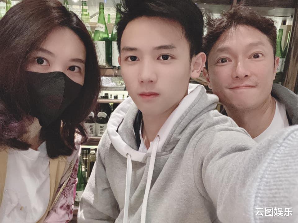 肖战|谢祖武一家近况，与妻子结婚20年仍恩爱，19岁帅气儿子考入戏剧系