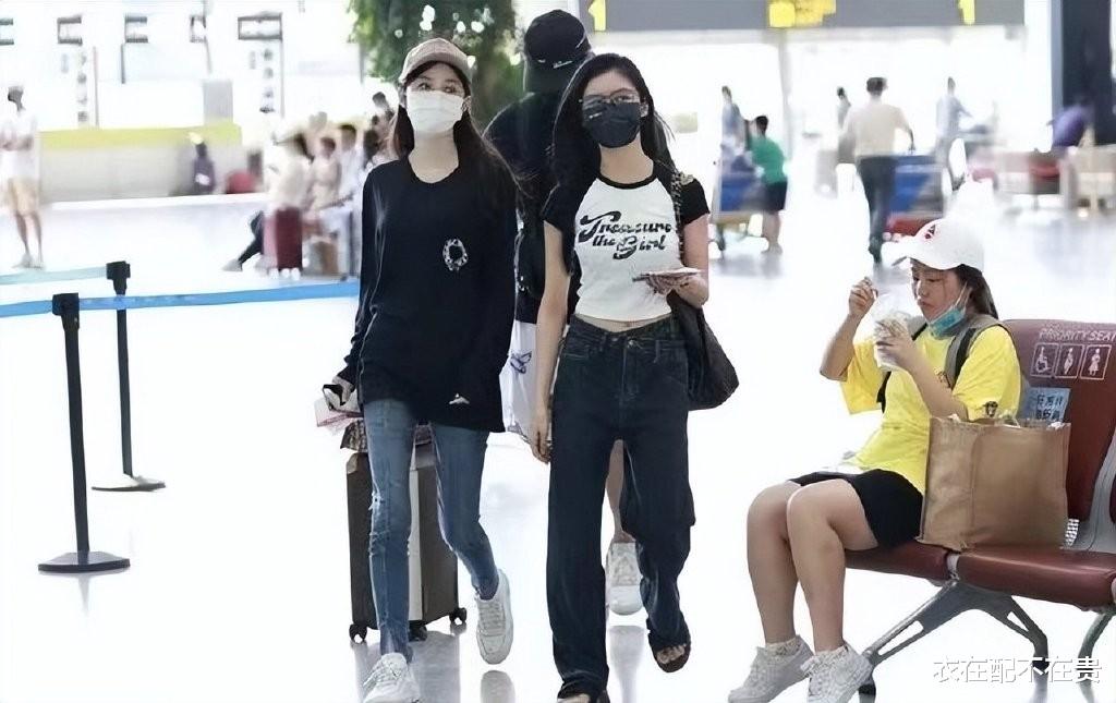 潘玮柏|潘玮柏妻子真瘦，穿宽松T恤显得腿更细了，拎万元包气质不输明星