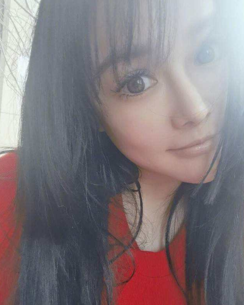 香水 拳王妻子情人节晒美照,眼睛大到离谱,P图太过被放大镜放大