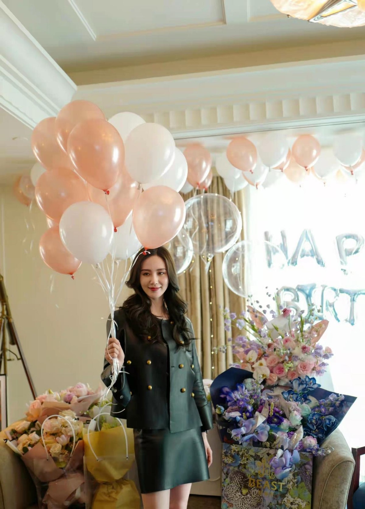 刘诗诗|刘诗诗生日忙不停!穿纱裙高调出席晚宴变女王,吴奇隆却没表示?