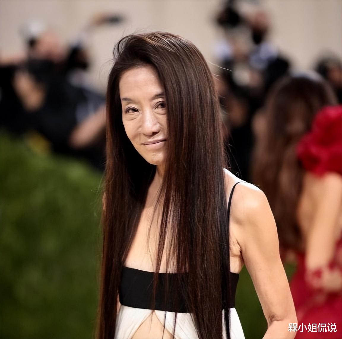 穿衣搭配|72岁王薇薇红毯上不服老,穿礼服背影销魂,正面老气横秋太真实