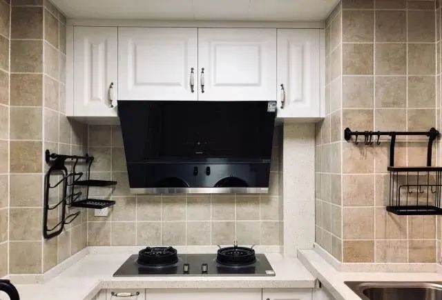 老公坚持在过道打柜子,完工后我懵了,电视墙最抢眼,谁见过!