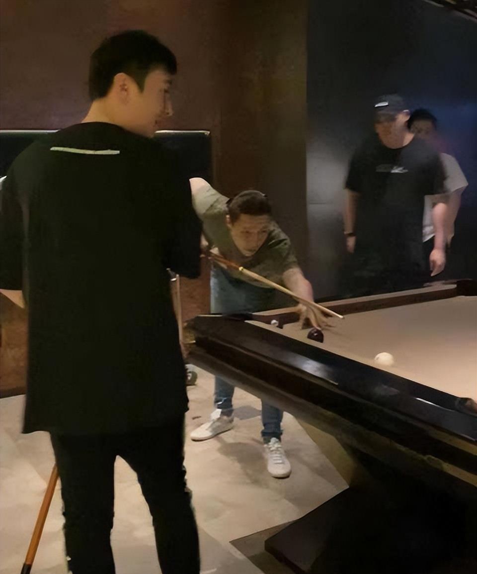 张艺兴|“活成人脉”张艺兴:在各大综艺担任制作人,带彭昱畅结交王思聪