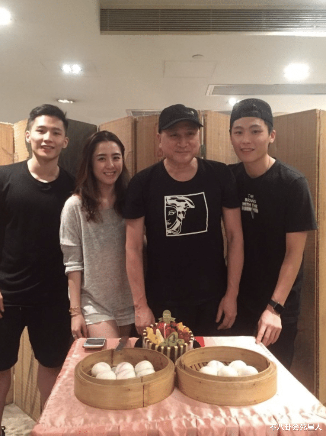 男神 12位香港男神的女儿，有人1米8身材火辣，有人胖到200斤