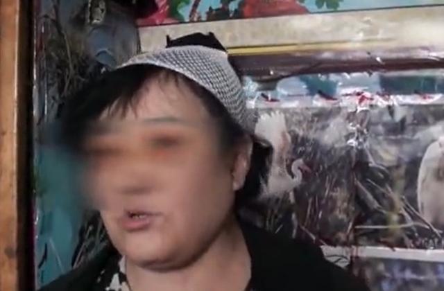 男子假扮杀手抢劫,专挑大妈下手,大妈:一进来就掐我大脖子