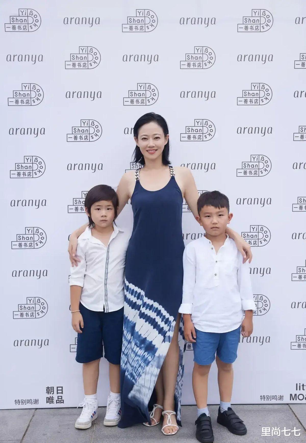 姐姐|谭卓俩儿子曝光！首次跟妈妈公开露面，一个精致一个粗犷差别太大