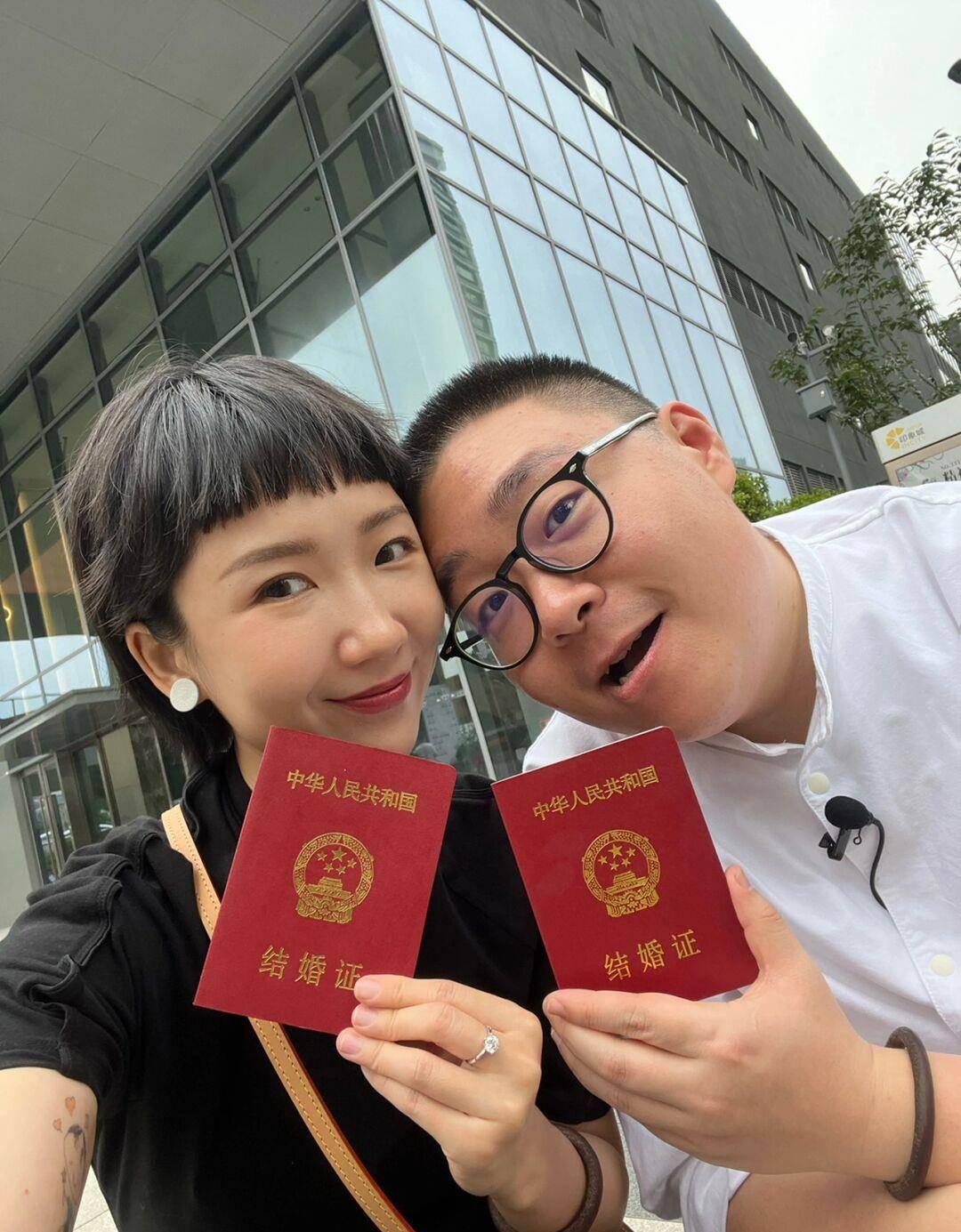 郝劭文|结婚没几天就被老婆家暴？直播间里的郝劭文卖力带货，而脸上却是大片大片的红肿