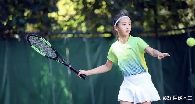 田亮|田亮的女儿罕见露面，颜值高气质佳，小细节暴露家教