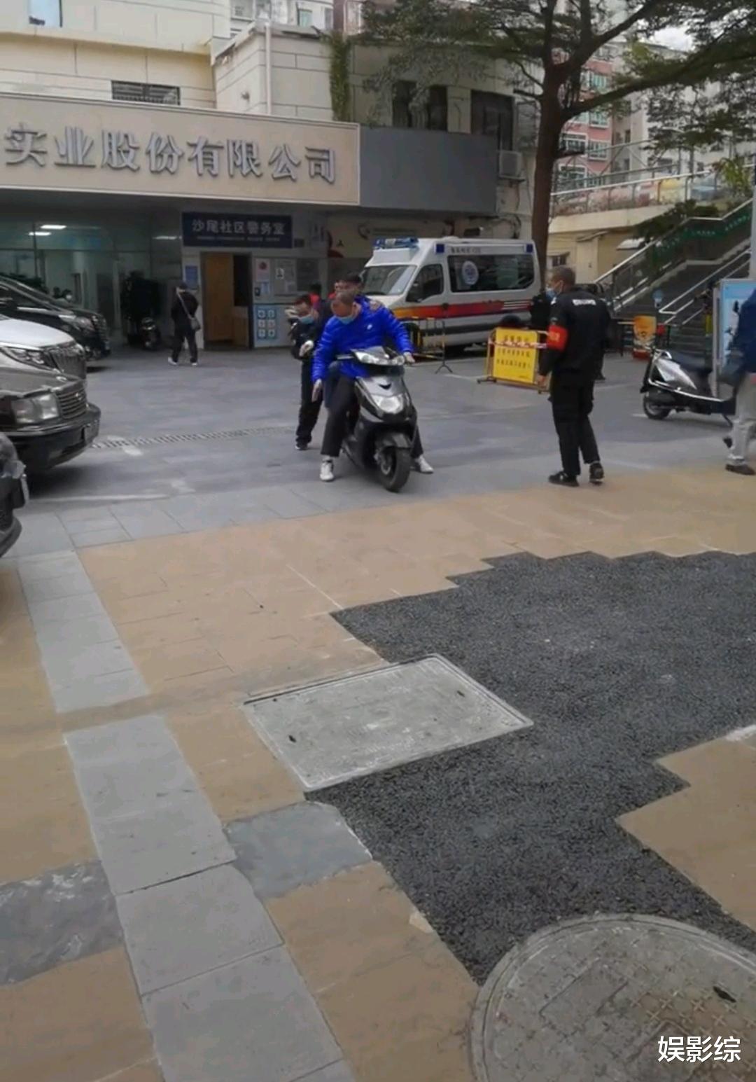 金马影帝|偶遇金马影帝乘摩的出行,看到网友镜头说:拍得帅一点