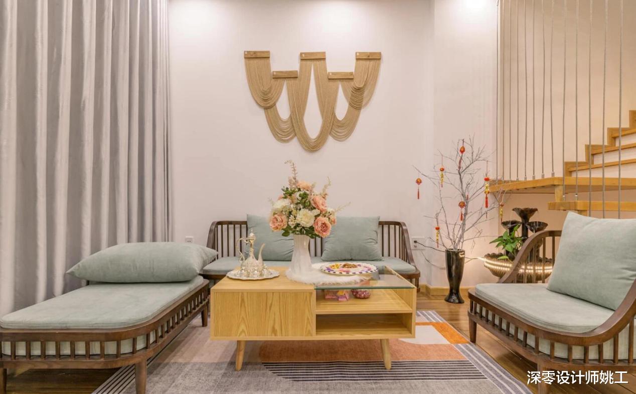 4层联排别墅局部有天井，借助大型灯具做错层，照顾到每层楼梯照明