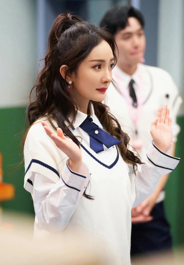 谭卓|杨幂扮嫩上瘾了?穿学生装扎半马尾卖萌灵动俏皮,身材好到没话说