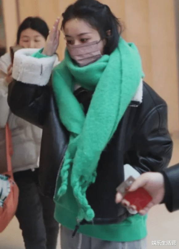 赵丽颖|赵丽颖出道15年第一次参加春晚，披绿围巾行事低调，网友：期待