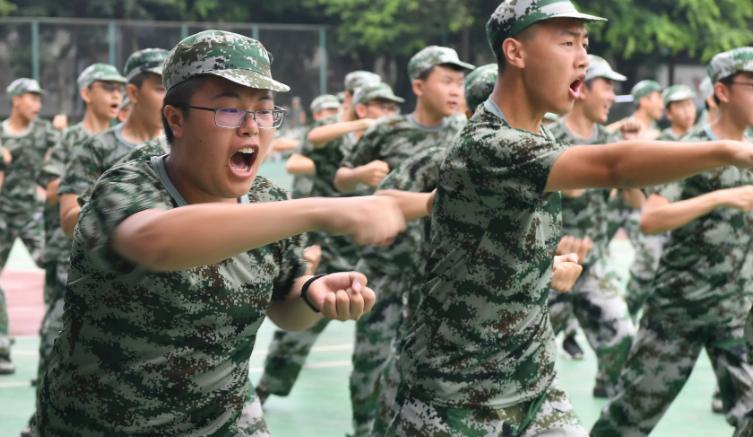 “透明”军训服走红,让女生尴尬不已,网友直言给孩子们留点隐私